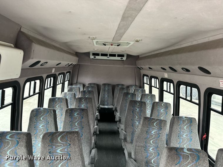 image for item DR5232 2006 Ford E450  shuttle bus