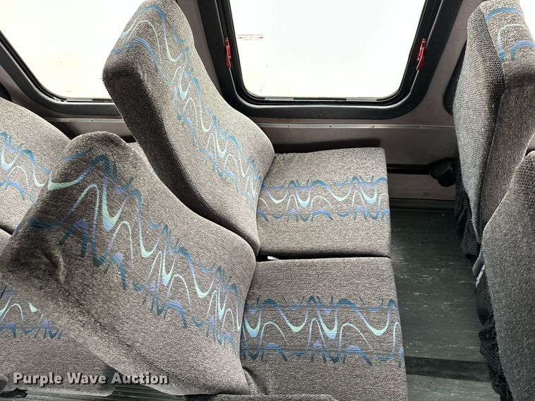 image for item DR5232 2006 Ford E450  shuttle bus