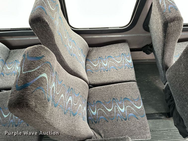 image for item DR5232 2006 Ford E450  shuttle bus