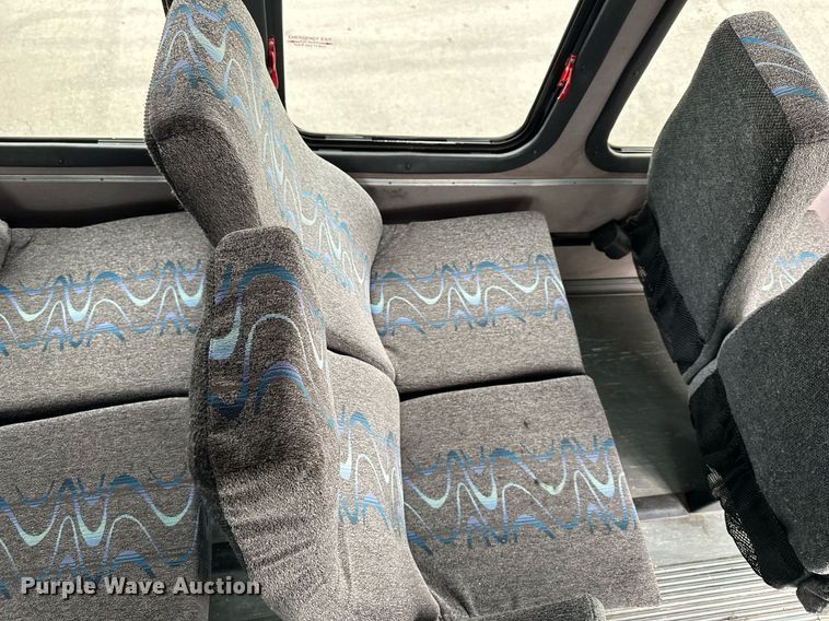 image for item DR5232 2006 Ford E450  shuttle bus