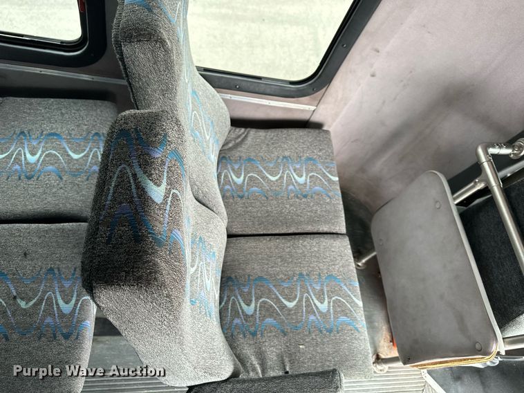 image for item DR5232 2006 Ford E450  shuttle bus