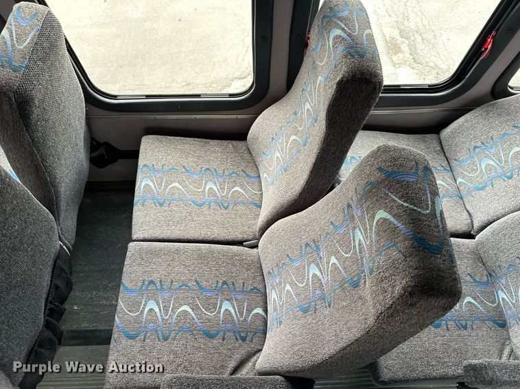 image for item DR5232 2006 Ford E450  shuttle bus