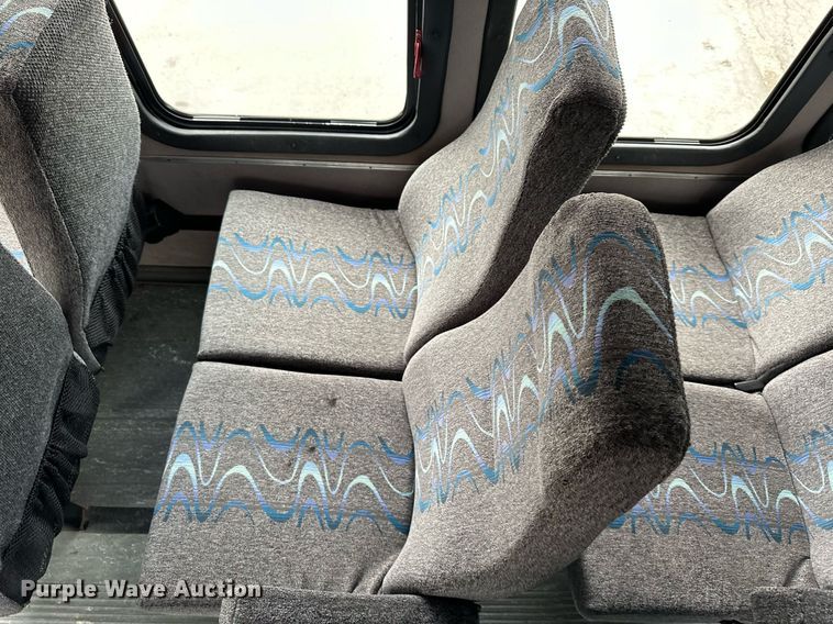 image for item DR5232 2006 Ford E450  shuttle bus