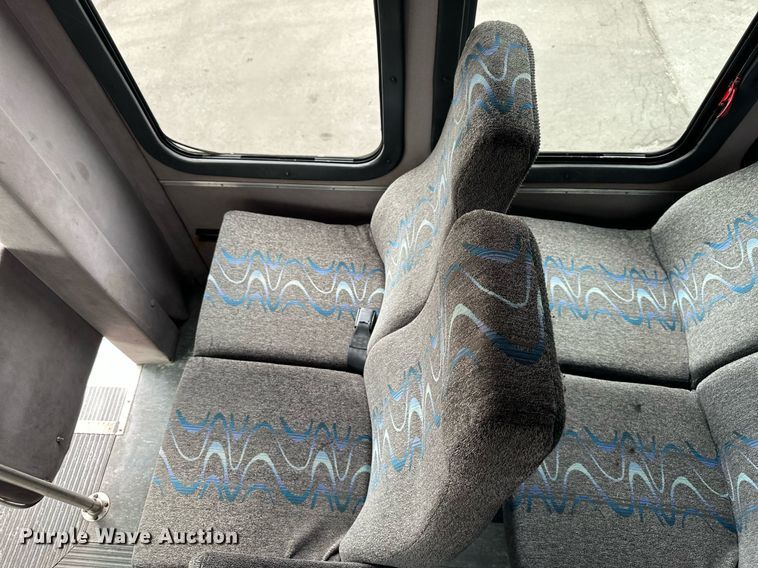 image for item DR5232 2006 Ford E450  shuttle bus