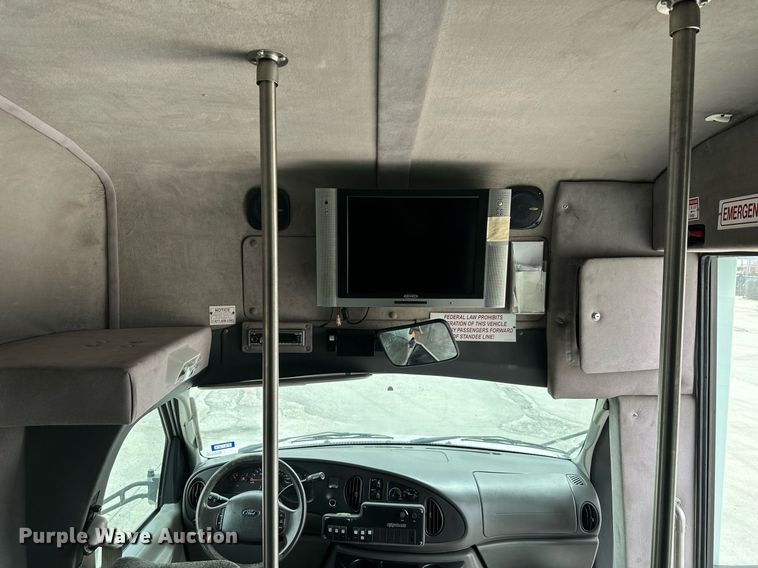 image for item DR5232 2006 Ford E450  shuttle bus