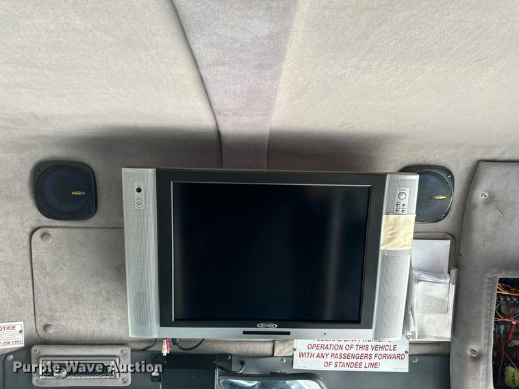 image for item DR5232 2006 Ford E450  shuttle bus