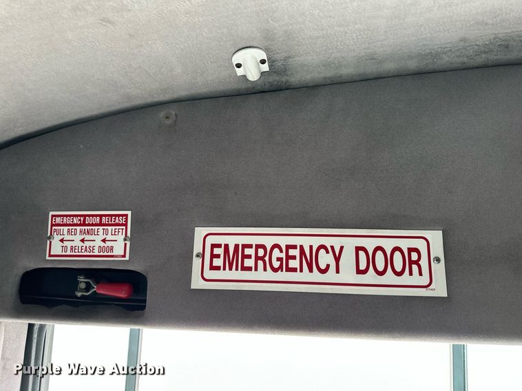 image for item DR5232 2006 Ford E450  shuttle bus