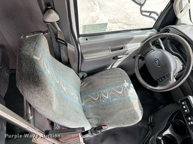 image for item DR5232 2006 Ford E450  shuttle bus