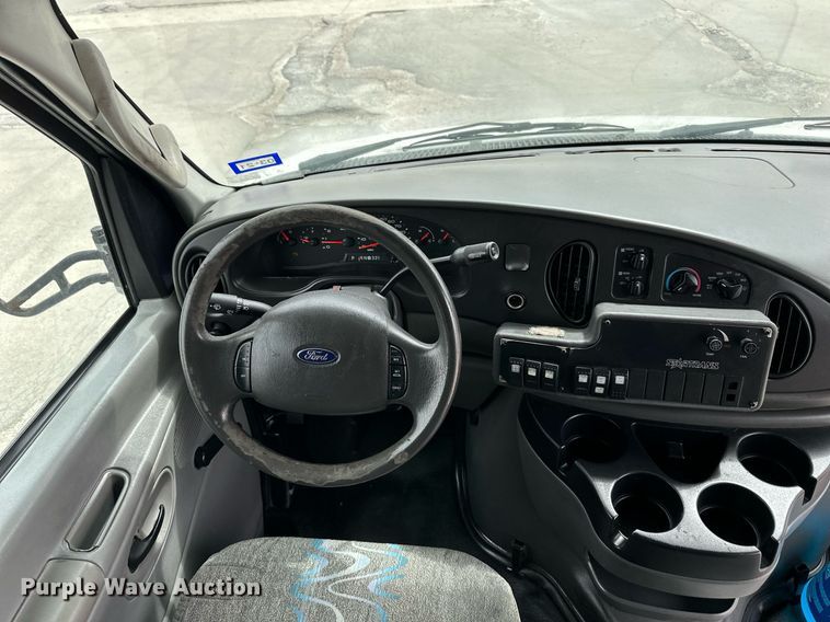 image for item DR5232 2006 Ford E450  shuttle bus