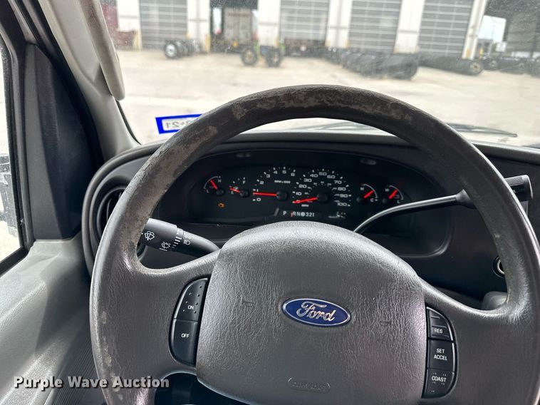 image for item DR5232 2006 Ford E450  shuttle bus