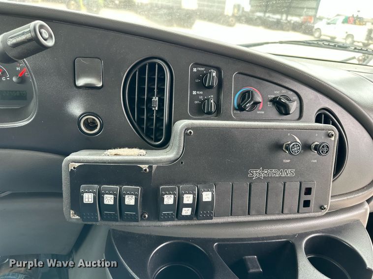 image for item DR5232 2006 Ford E450  shuttle bus