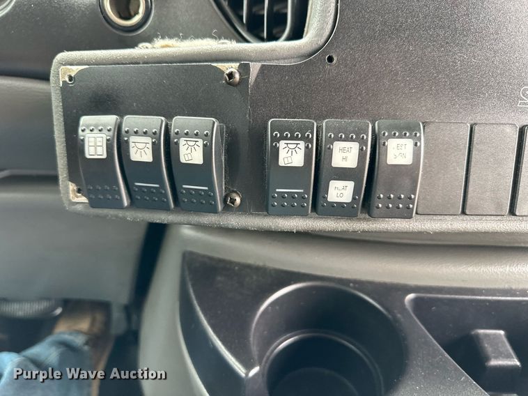 image for item DR5232 2006 Ford E450  shuttle bus