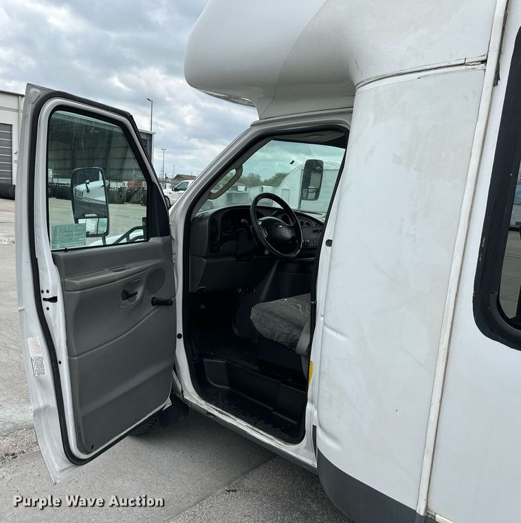 image for item DR5232 2006 Ford E450  shuttle bus