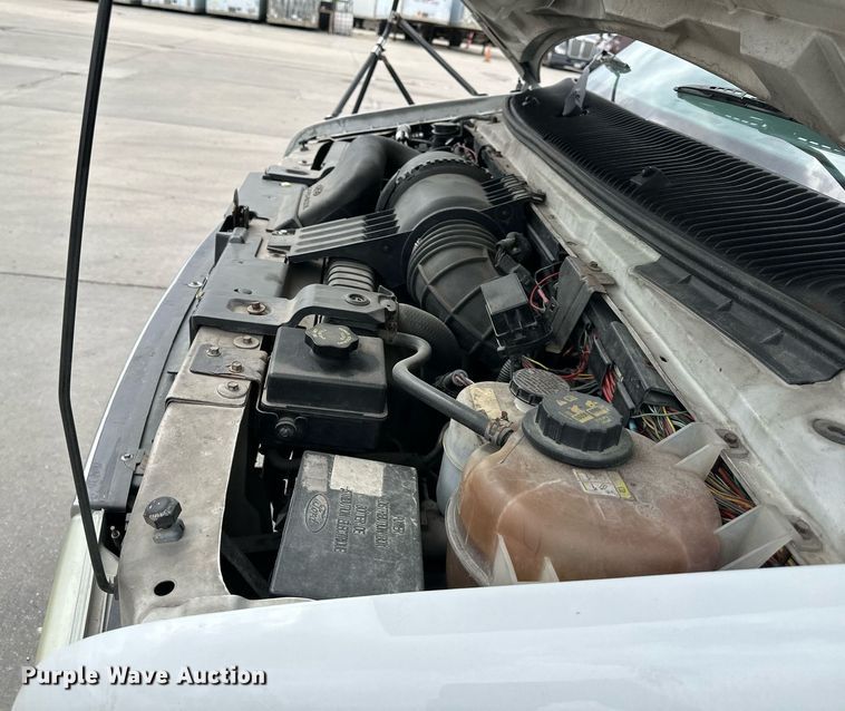 image for item DR5232 2006 Ford E450  shuttle bus