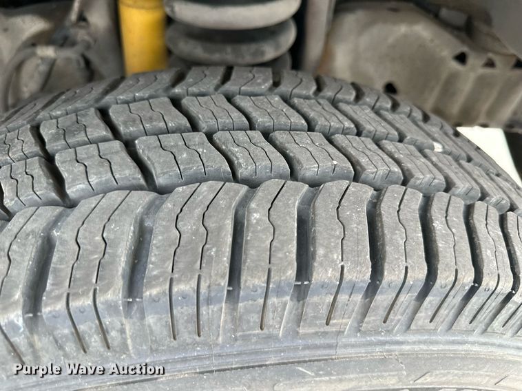 image for item DR5232 2006 Ford E450  shuttle bus