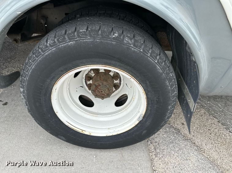 image for item DR5232 2006 Ford E450  shuttle bus