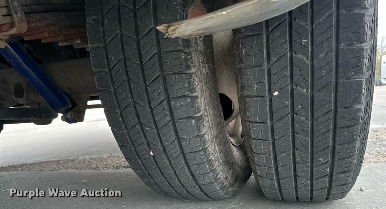 image for item DR5232 2006 Ford E450  shuttle bus