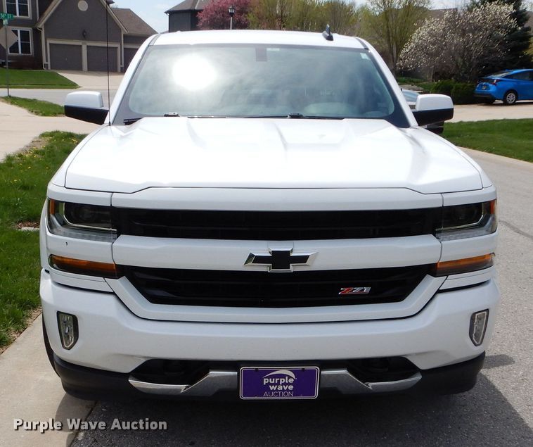 image for item JX9072 2017 Chevrolet Silverado 1500  Crew Cab pickup truck