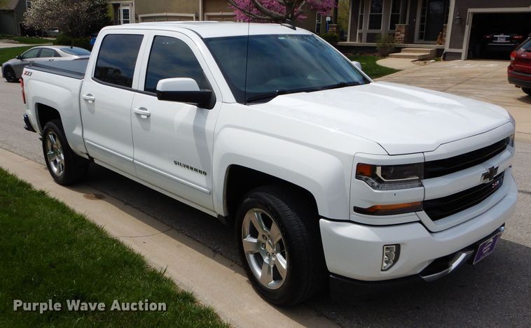 image for item JX9072 2017 Chevrolet Silverado 1500  Crew Cab pickup truck