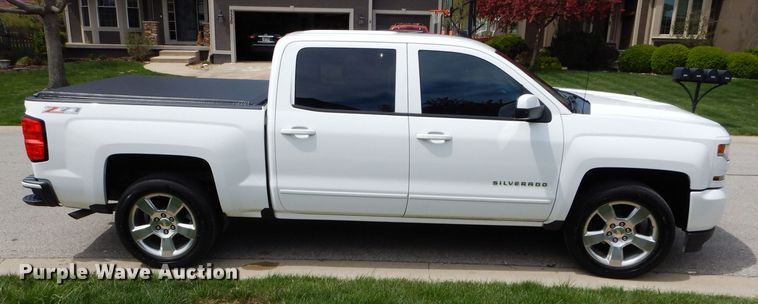 image for item JX9072 2017 Chevrolet Silverado 1500  Crew Cab pickup truck