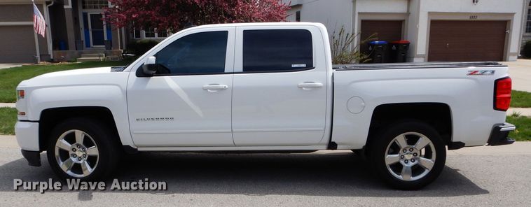 image for item JX9072 2017 Chevrolet Silverado 1500  Crew Cab pickup truck
