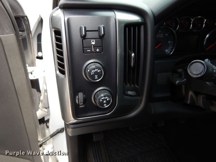 image for item JX9072 2017 Chevrolet Silverado 1500  Crew Cab pickup truck