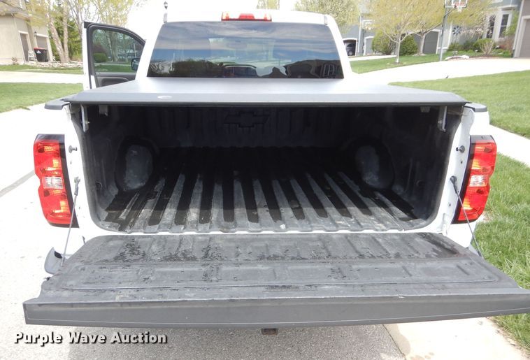 image for item JX9072 2017 Chevrolet Silverado 1500  Crew Cab pickup truck