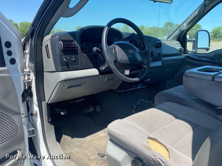 image for item KB9468 2006 Ford F450 Super Duty XLT  tow truck