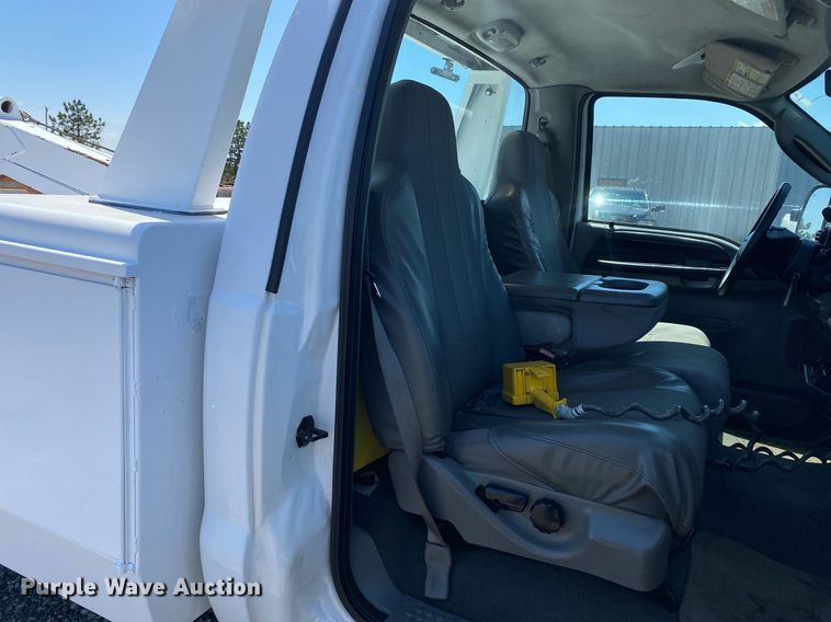 image for item KB9468 2006 Ford F450 Super Duty XLT  tow truck