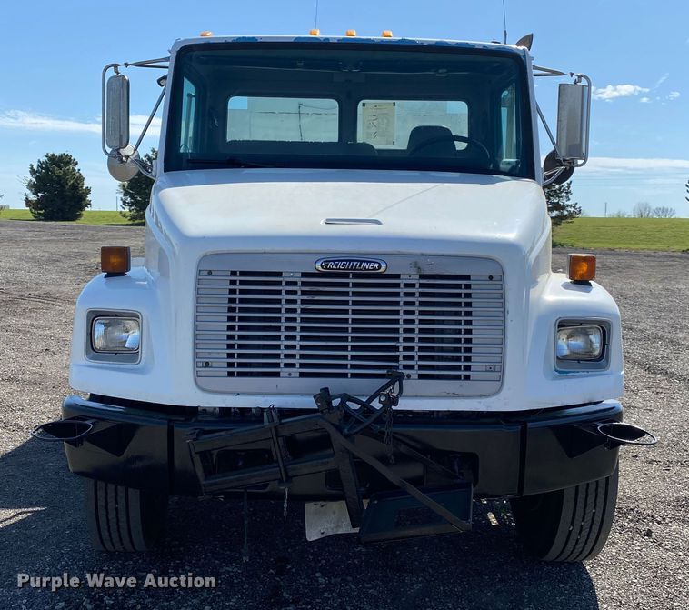 image for item KB9480 2000 Freightliner FL70  utility / service truck