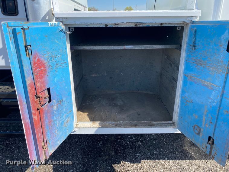 image for item KB9480 2000 Freightliner FL70  utility / service truck