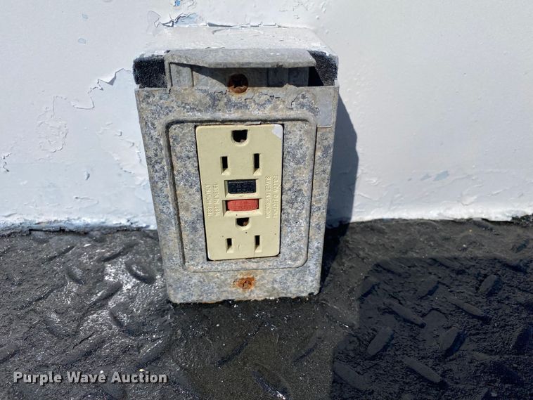 image for item KB9480 2000 Freightliner FL70  utility / service truck