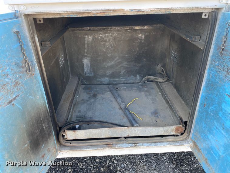 image for item KB9480 2000 Freightliner FL70  utility / service truck