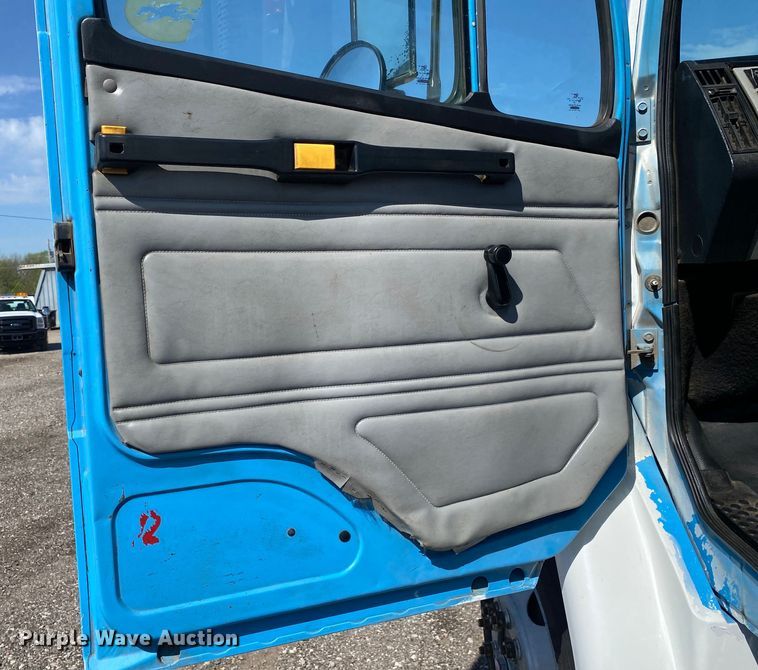 image for item KB9480 2000 Freightliner FL70  utility / service truck