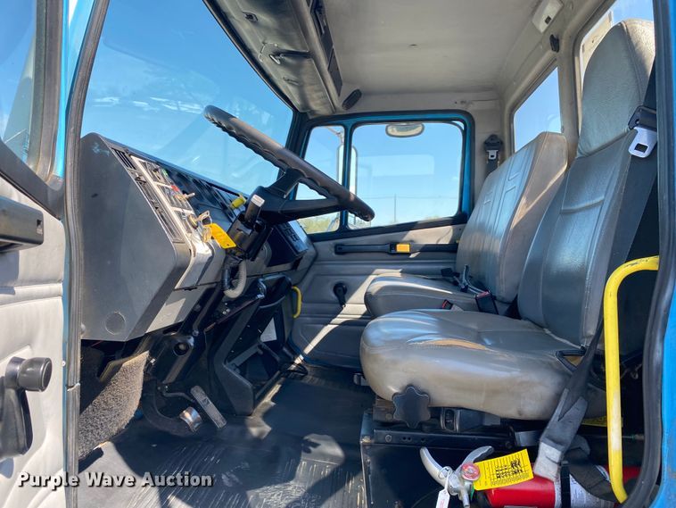 image for item KB9480 2000 Freightliner FL70  utility / service truck