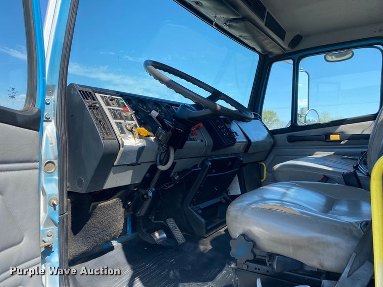 image for item KB9480 2000 Freightliner FL70  utility / service truck