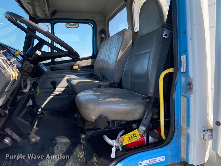 image for item KB9480 2000 Freightliner FL70  utility / service truck