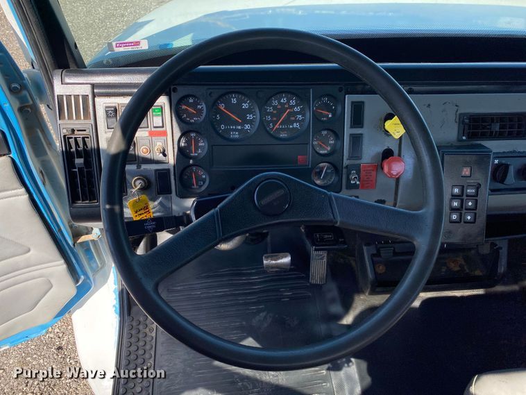 image for item KB9480 2000 Freightliner FL70  utility / service truck