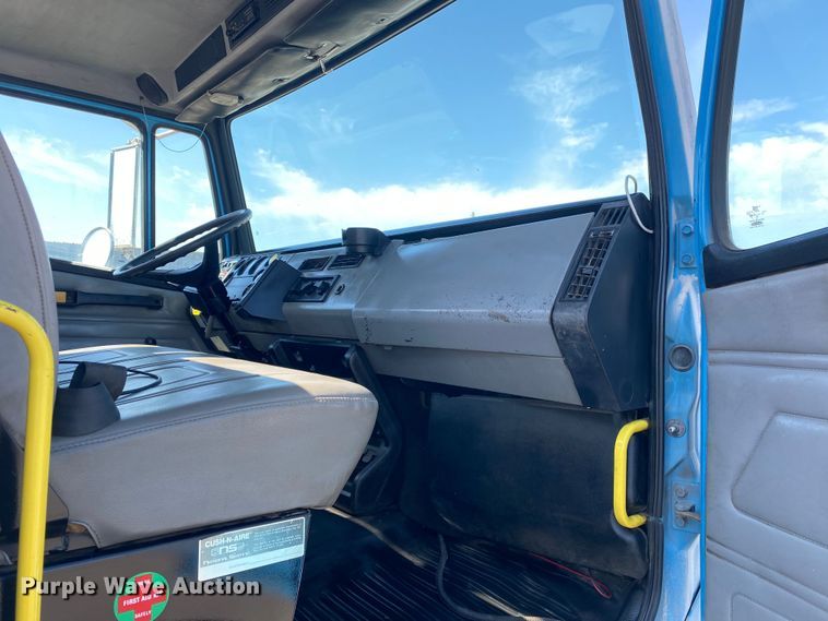 image for item KB9480 2000 Freightliner FL70  utility / service truck