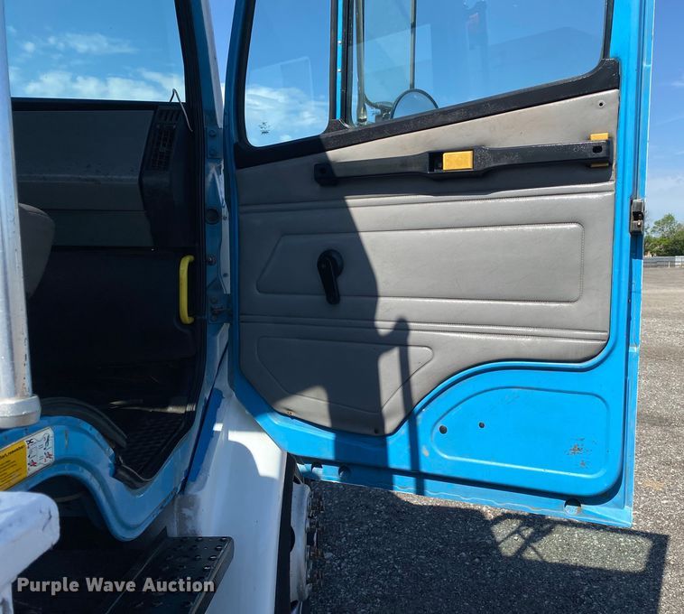 image for item KB9480 2000 Freightliner FL70  utility / service truck