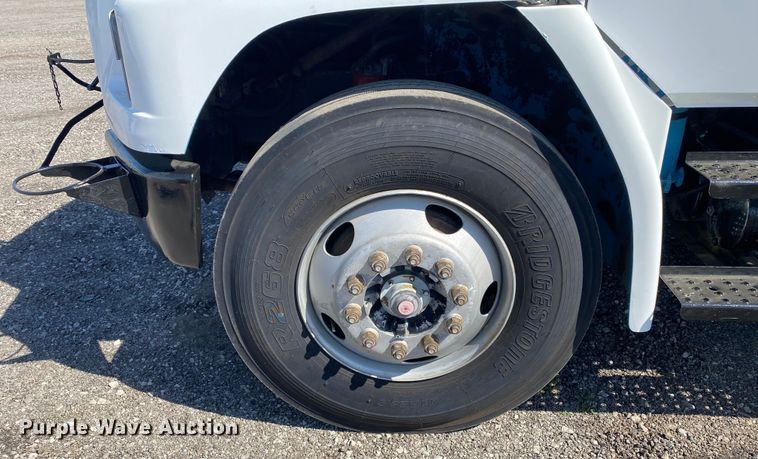 image for item KB9480 2000 Freightliner FL70  utility / service truck