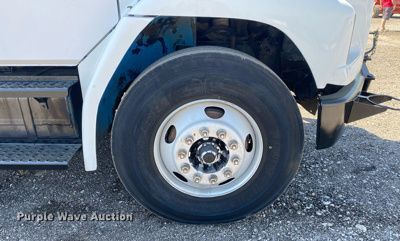 image for item KB9480 2000 Freightliner FL70  utility / service truck