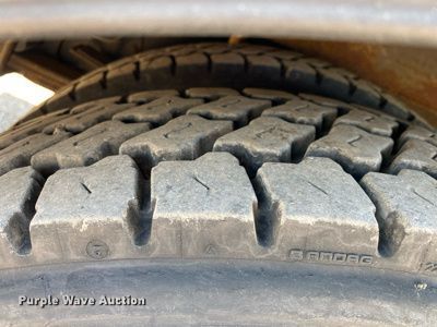 image for item KB9480 2000 Freightliner FL70  utility / service truck