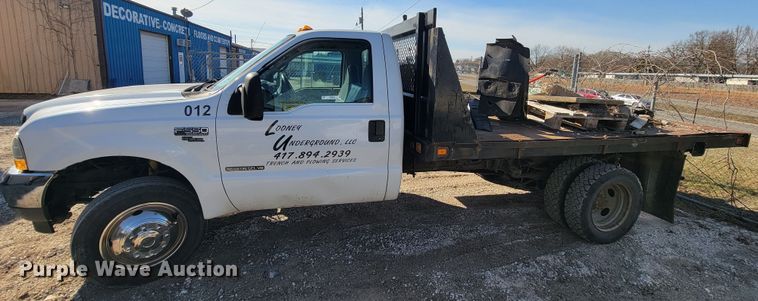 image for item KB9883 2002 Ford F550 Super Duty  flatbed truck