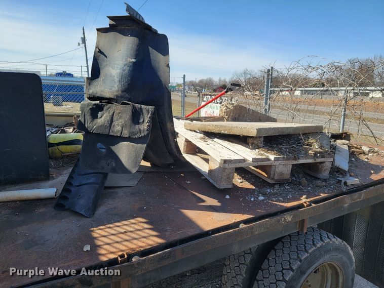 image for item KB9883 2002 Ford F550 Super Duty  flatbed truck