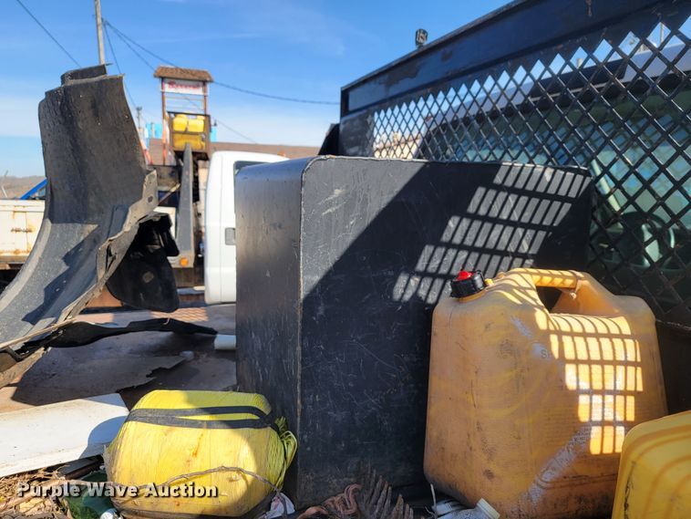 image for item KB9883 2002 Ford F550 Super Duty  flatbed truck