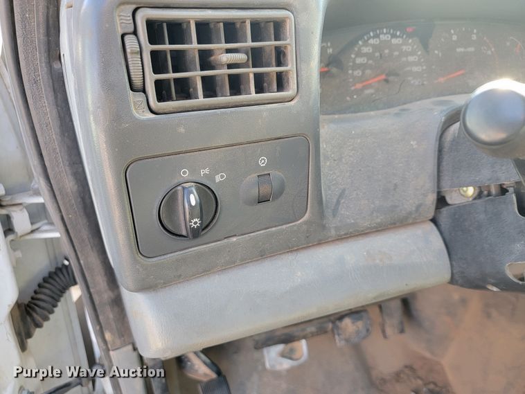 image for item KB9883 2002 Ford F550 Super Duty  flatbed truck