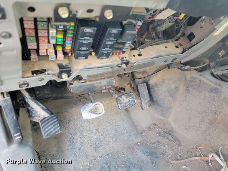 image for item KB9883 2002 Ford F550 Super Duty  flatbed truck