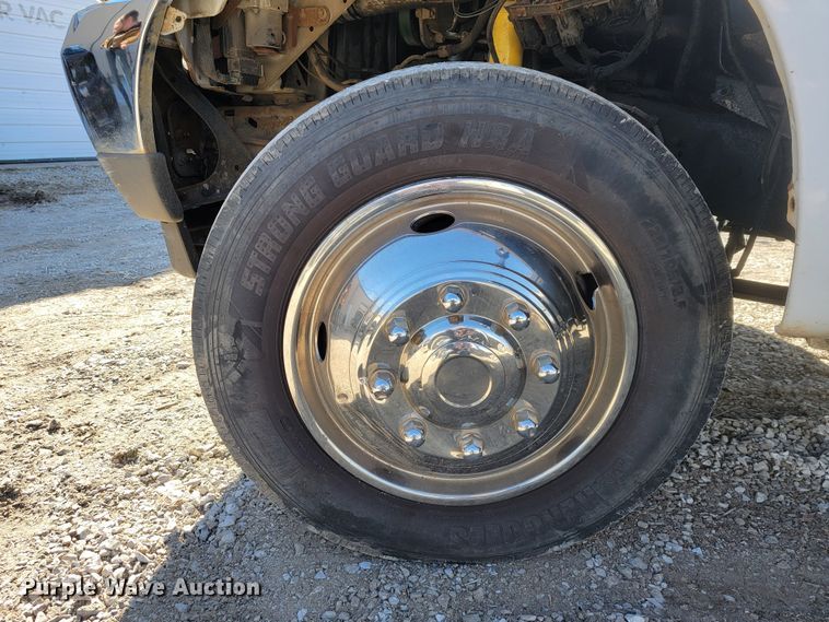 image for item KB9883 2002 Ford F550 Super Duty  flatbed truck