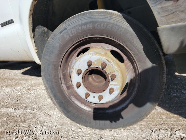 image for item KB9883 2002 Ford F550 Super Duty  flatbed truck